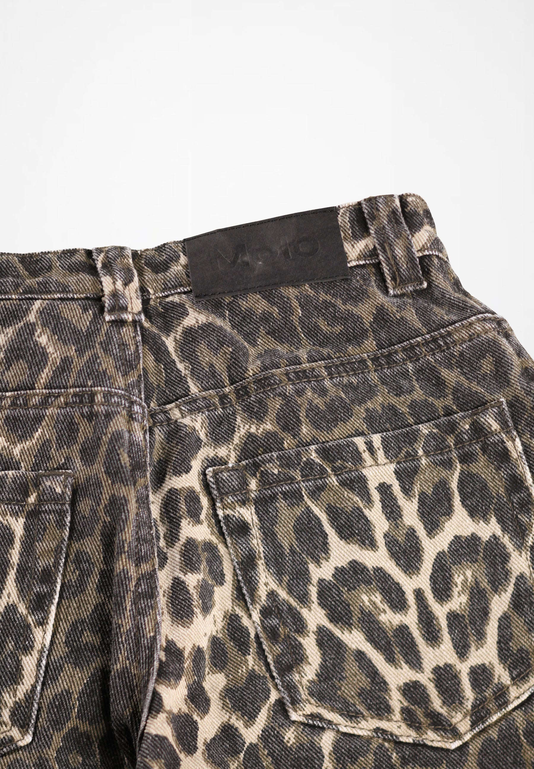 Aska Brushed Leo
